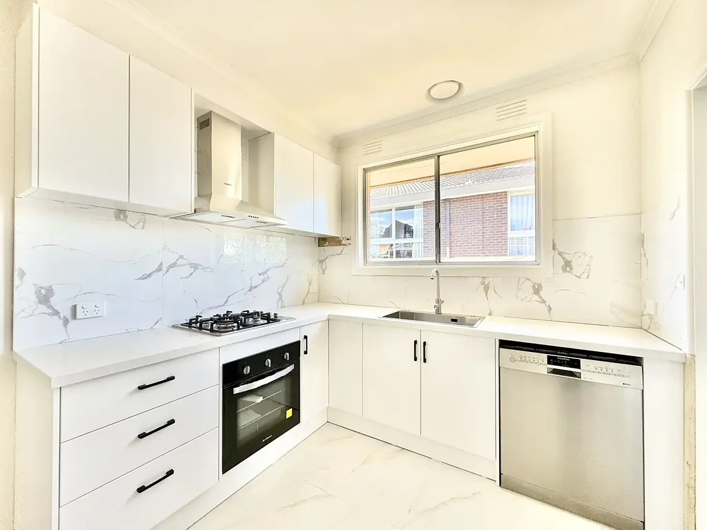 🌟 "Urban Retreat in Kew: Stylish 2-Bed Unit with New Upgrades " 🏡🚗🔐