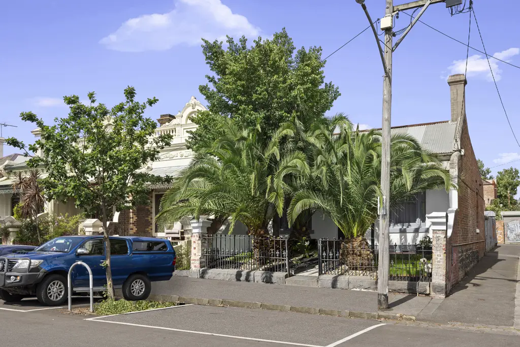 Carlton North 4房 Carlton North 经典四房 六十载传承 宽敞占地面积 潜力无限 后院未开发 蓝砂岩基础 装饰性线脚 历史与现代交融 梦想家园扩展 步行至电车&咖啡馆 生活便利 社区温暖 公益在心 Elevated Victorian in exceptional position with 3 frontages