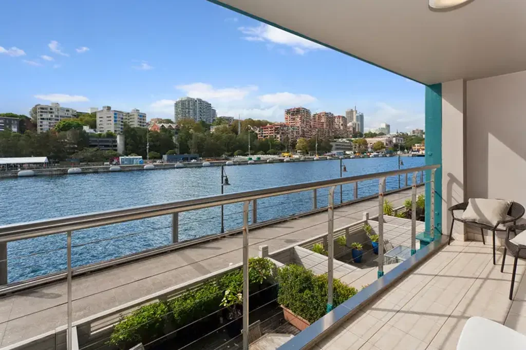 Woolloomooloo 2房 Finger Wharf滨水瑰宝 壮丽水景环绕 现代奢华设计 专属车位安保 精致生活首选 An Address of Distinguished Waterfront Prestige
