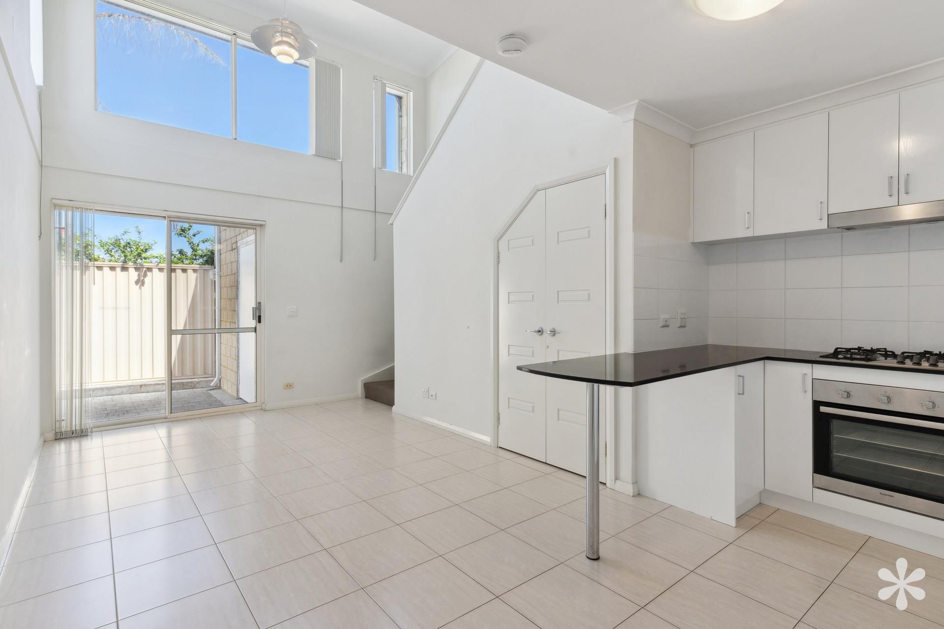 UNIT 3 25 SOUTHWELL CR, HAMILTON HILL WA 6163, 0 habitaciones, 0 baños, Townhouse