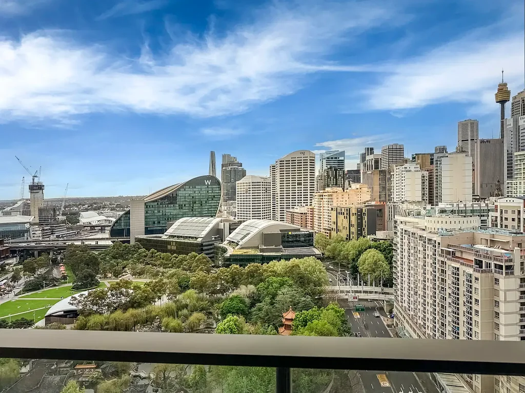 Sydney 2房 北向朝向充足光 城市景观阳台宽 现代厨房石台面 度假村式设施全 步行商圈大学近 Sun-Drenched North-Facing One Bedroom Apartment with Study Room & Parking