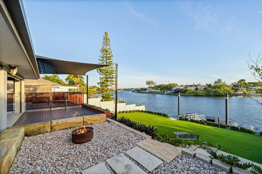 WATERFRONT LIVING AT ITS BEST !
