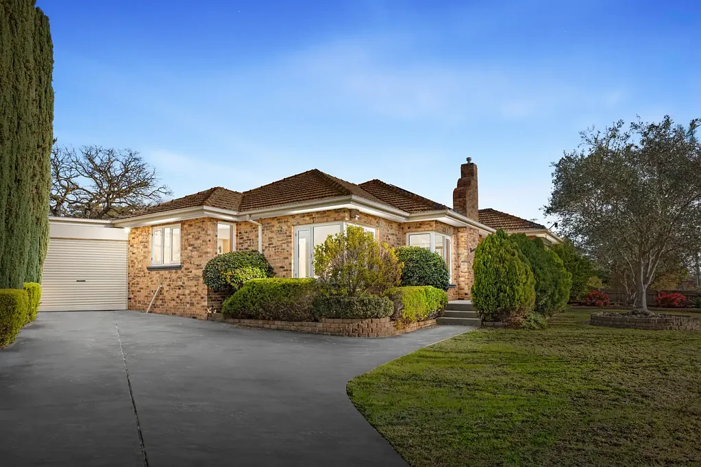 Malvern East 4房 Malvern东宁静角落 703㎡阔地 现代舒适设计 全年管道供暖 私密后院 双车库工作室 顶尖学区环绕 Classic Charm with Modern Comfort & Endless Possibilities