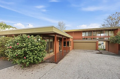 Warrnambool 3ਬੈੱਡਰੂਮ Prime Blue Chip in Warrnambool Vic  2 Separate Shop Fronts and a Residence with Land to develop.