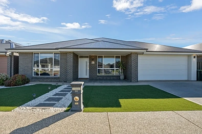 Angle Vale 5房  Spacious Family Living with Style, Space & Solar