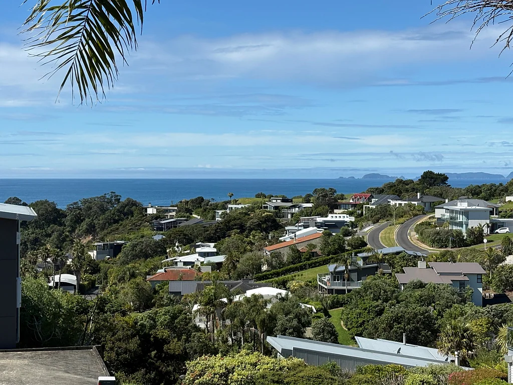 Langs Beach 2कमरा Classic kiwiana family bach, with modern flair