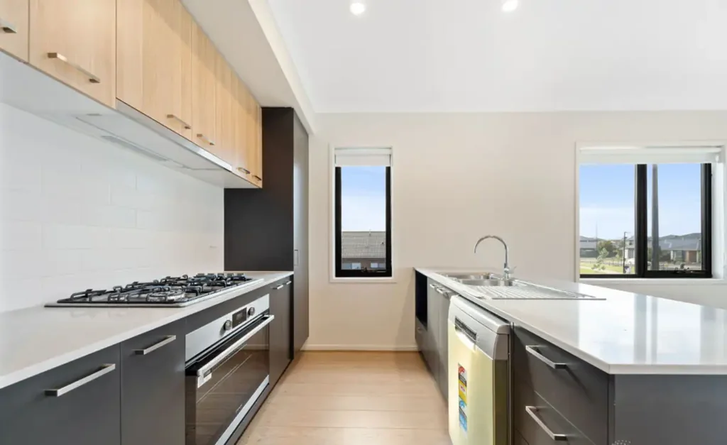 Stylish Townhouse with Balcony - Prime Location📍
