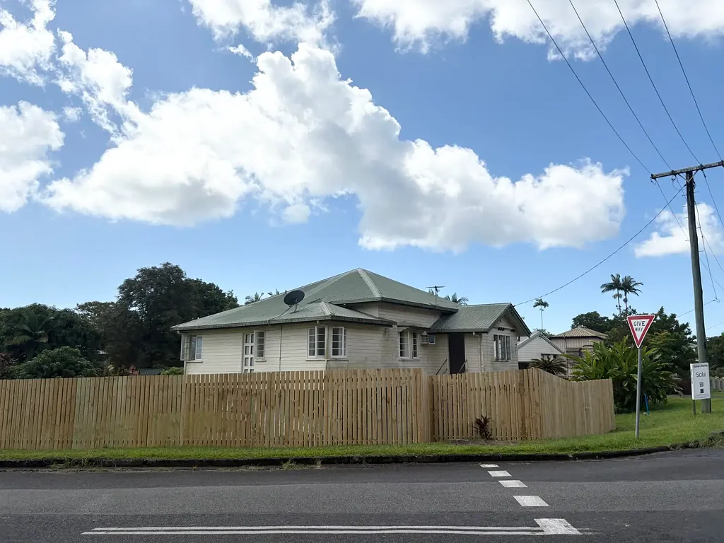 East Innisfail 3 Bedroom Classic Queenslander very close to town