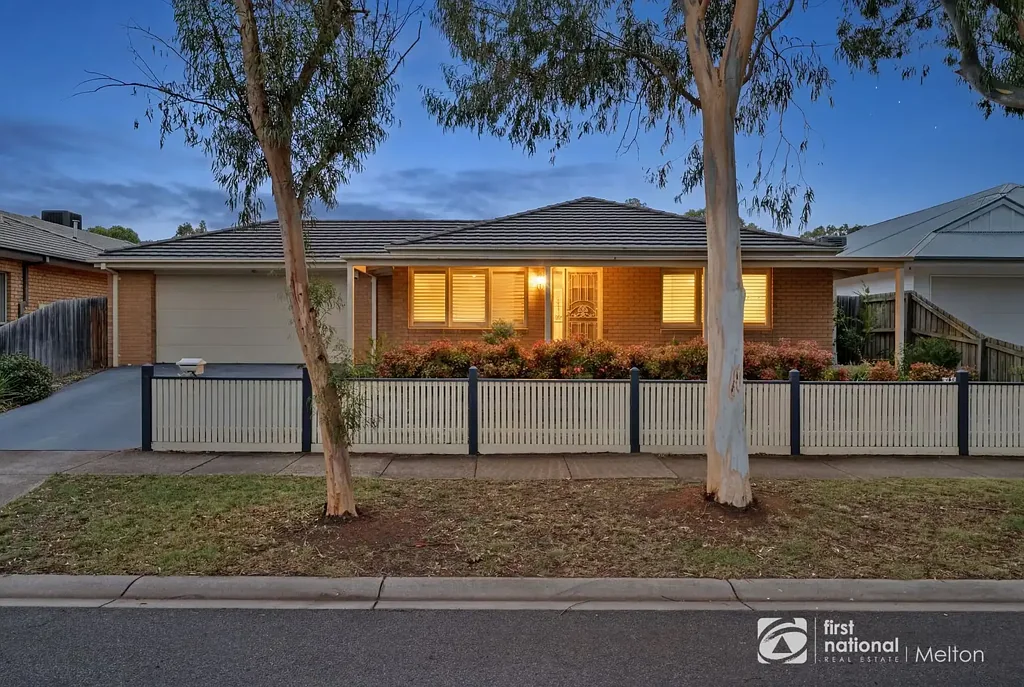 Eynesbury 4房  定位好，大小适中，专为家庭实际生活方式而建！ Well Positioned, Well Sized and Built for How Families Actually Live!