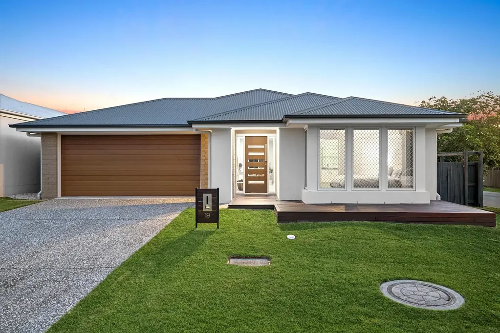 South Ripley 4部屋 Beautiful Family Home With Impressive Raked Ceilings And Ideal Location