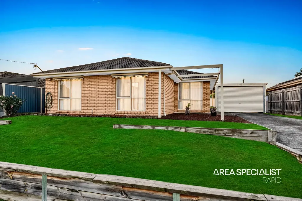 Hampton Park 3غرفة نوم The Brief: Move-In Ready Family Home with Solar Efficiency & Expansive Backyard!