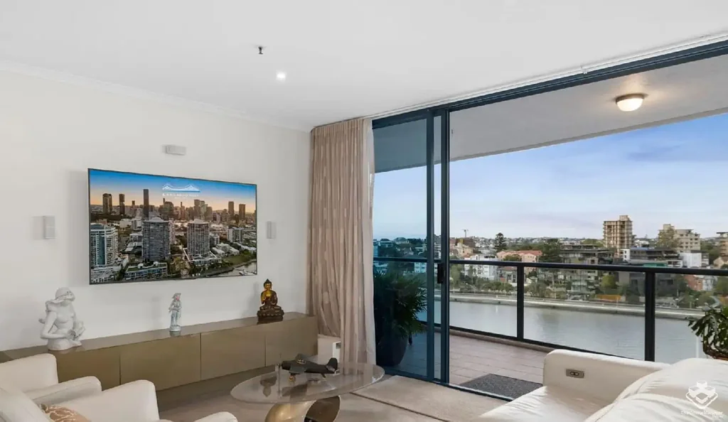 Brisbane River Views, Modern Finishes & A Brilliant City Lifestyle!