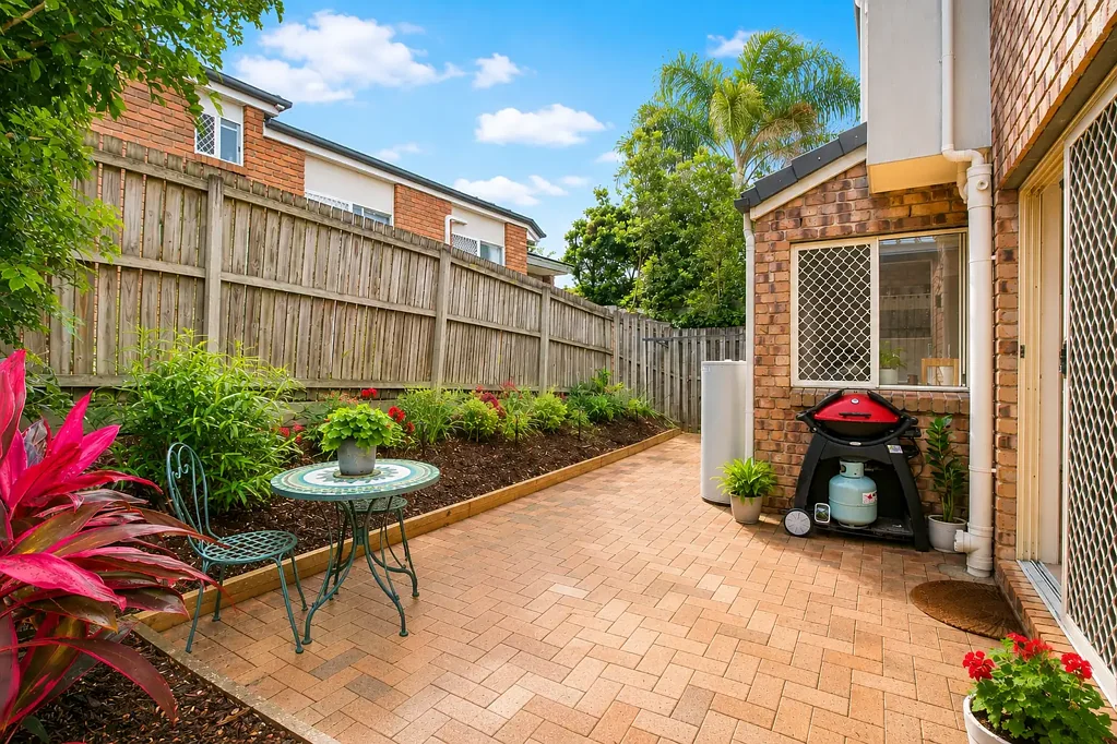 Carina 3房 Carina 中心地段的低维护生活 Low Maintenance Living in the Heart of Carina