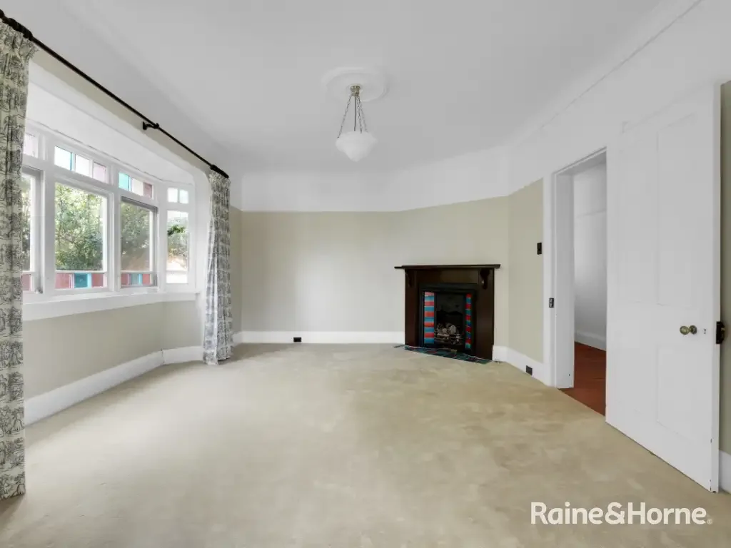 CHARMING COTTAGE Available Now!!!!