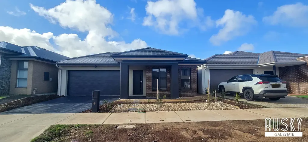 Brand New Home in Truganina's Premier Location For LEASE !!