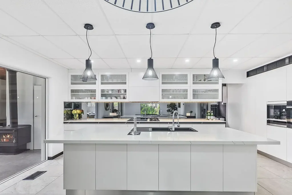 Berkeley Vale 6房  Your Family's Dream Home Awaits - Lakeside Luxury