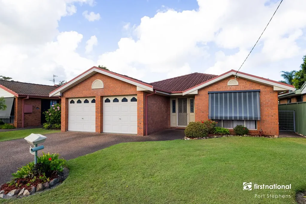 4 Bedroom, Airconditioned, family sized home close to the water