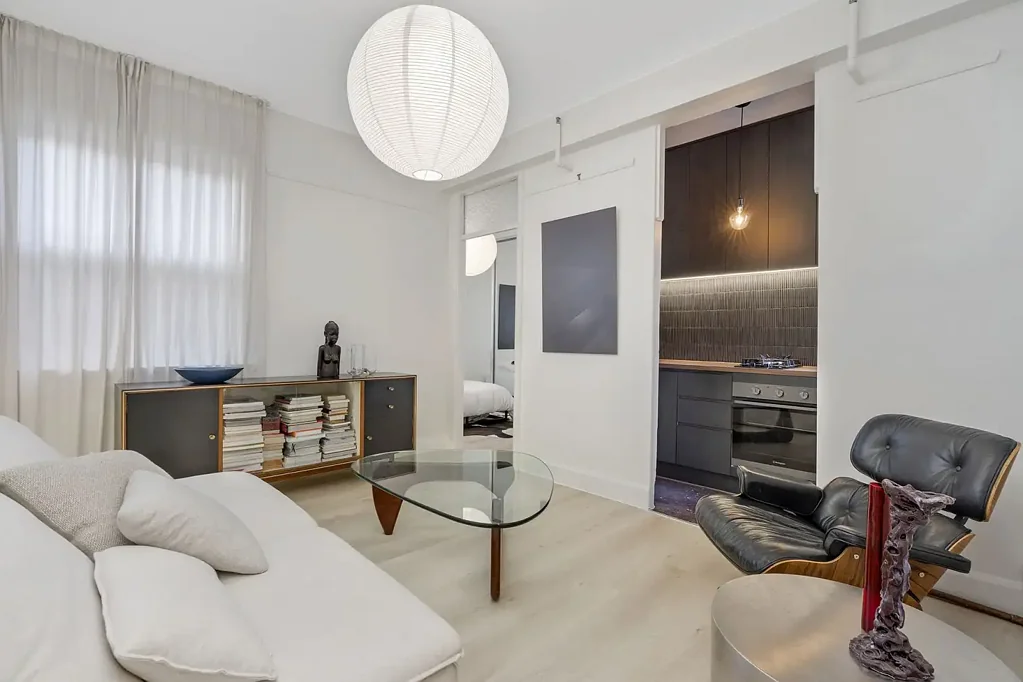 Bright, Quiet Art Deco Apartment in the Heart of Potts Point