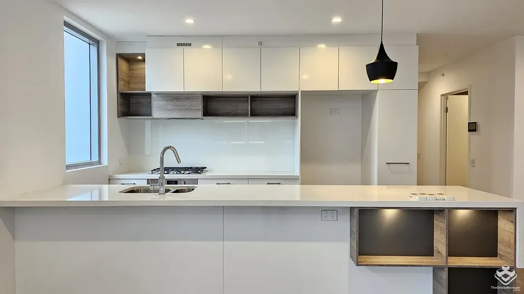 LUXURY LARGE SIZE SPACE with 2 Bed , 1 seperate dining room and 2 bath 1 car space in SKY NEEDLE APARTMENT.