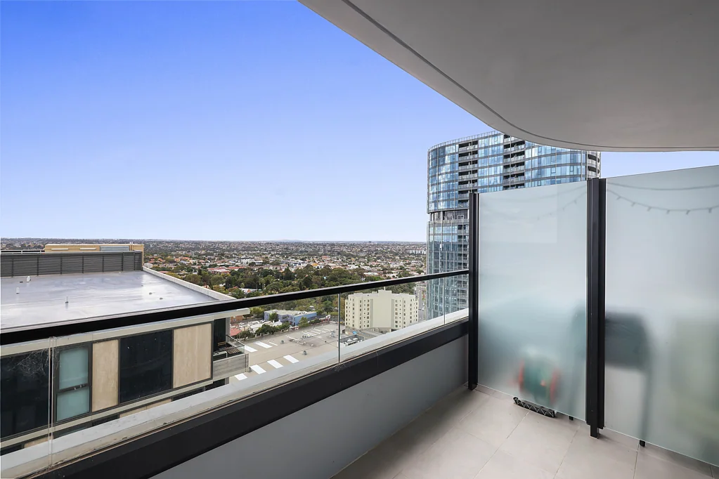 Moonee Ponds 2房 Moonee Ponds中心地带现代公寓，开放式生活空间，宽敞卧室，豪华石材厨房，25米游泳池，屋顶露台，距车站购物中心4分钟，投资首选！ Well appointed in the heart of Moonee Ponds