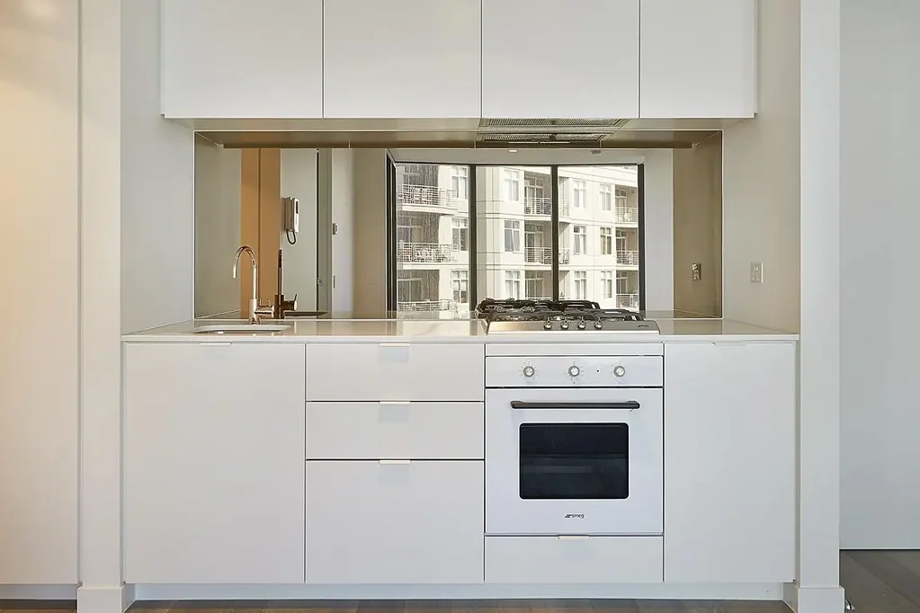 LUXURIOUS ONE BEDROOM WITH PANORAMIC VIEWS OF THE RIVER AND CITY SKYLINE!