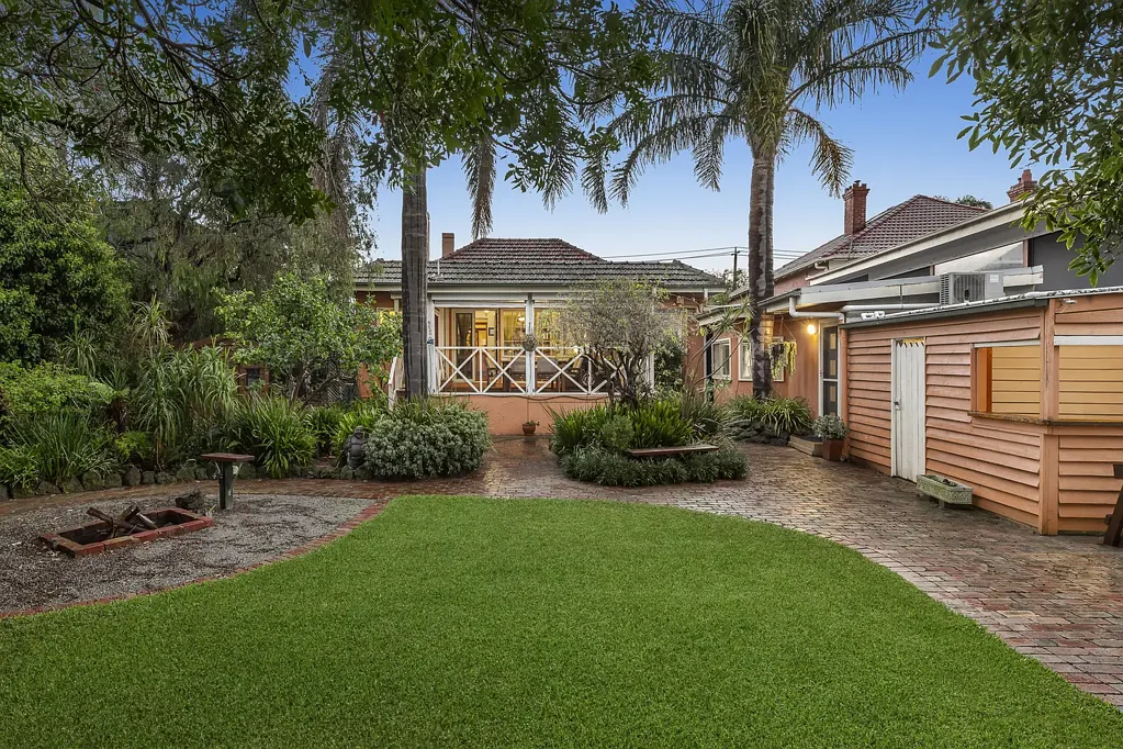 Mordialloc 3房 宏伟地块867㎡ 21.4米临街面 Art Deco风格 宽敞卧室 优雅木制厨房 硬木地板 高挑天花板 壮观凸窗 花园绿洲 六车位停车 步行Mordialloc Village Generational Grand Family Residence on 867m2
