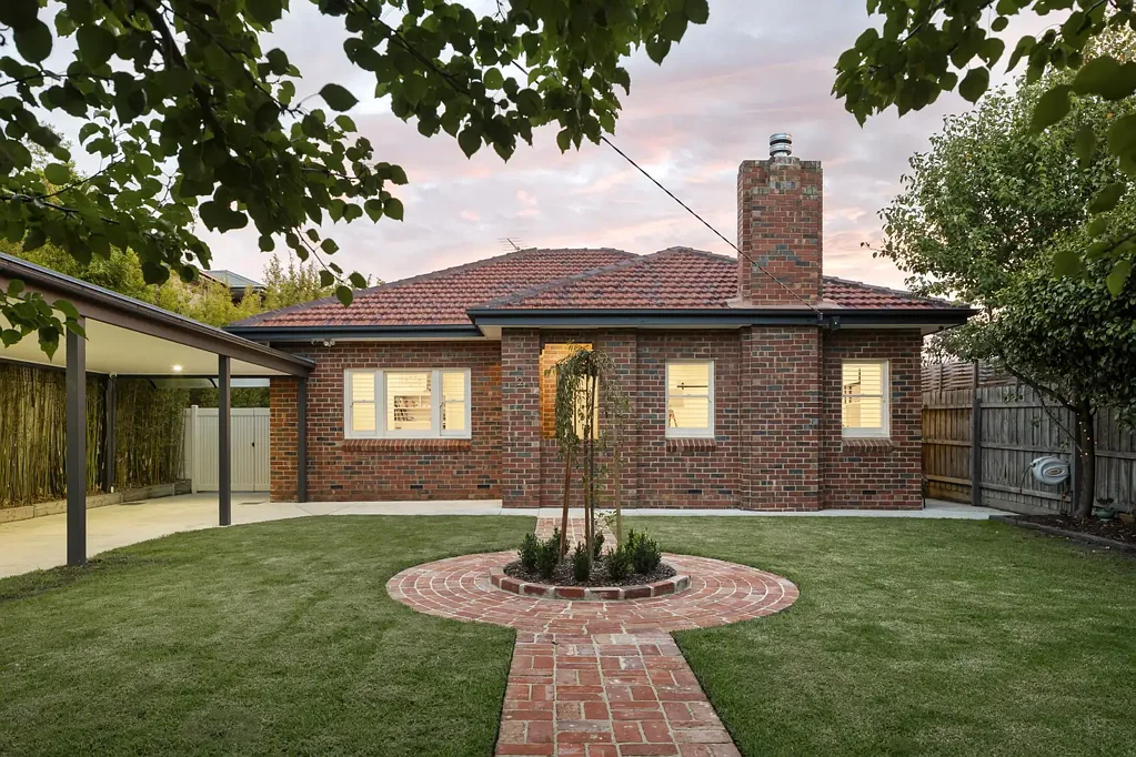 Frankston 3房 澳大利亚装饰艺术风格 烧制砖房 Smeg电器 私密花园 732sqm 主卧套间 咖啡站 学区房 火炉烤箱 Refined Art Deco home upgraded for modern living