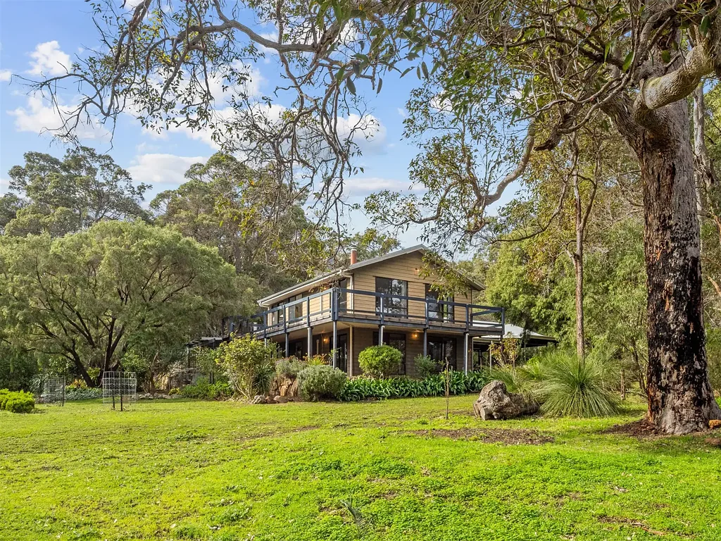 Margaret River 4 Bedroom Country living on the edge of town.