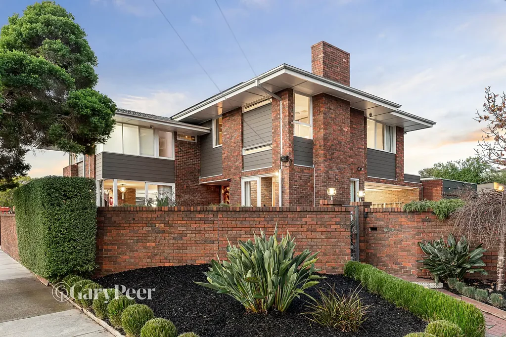 Caulfield South 5ਬੈੱਡਰੂਮ Spacious, sunlit & superbly updated 70s entertainer