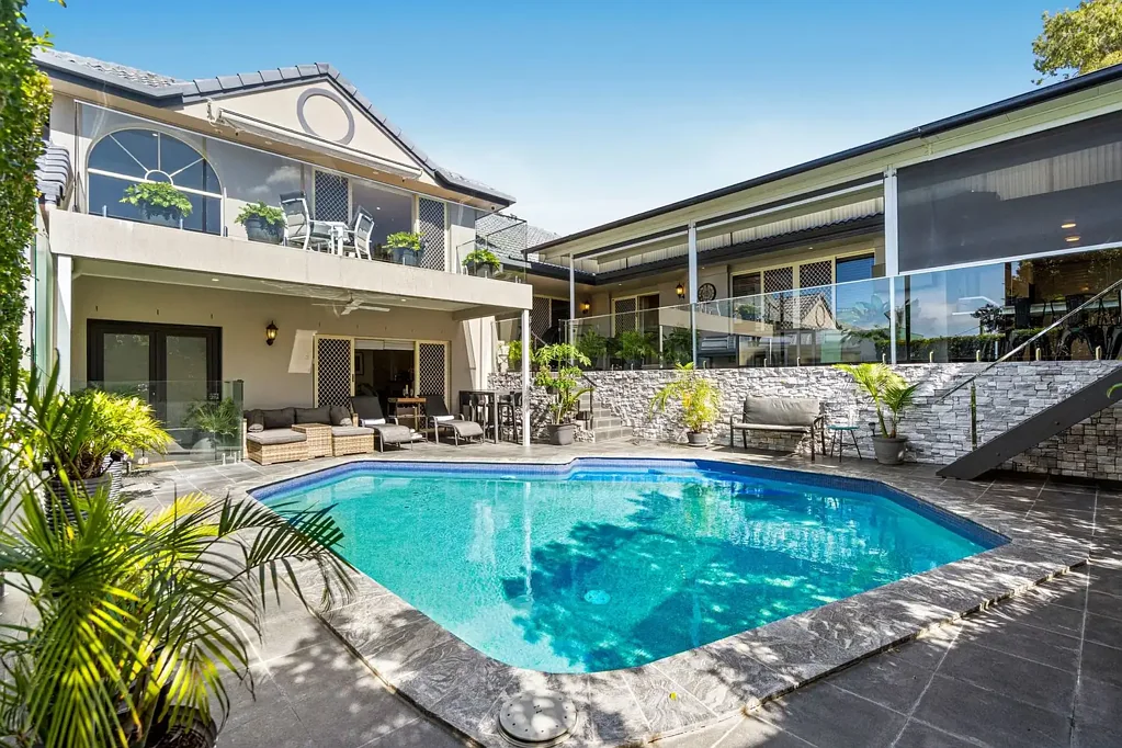 Benowa 8房  Rare 8 Bedroom Residence with Flexible Dual Living and Income