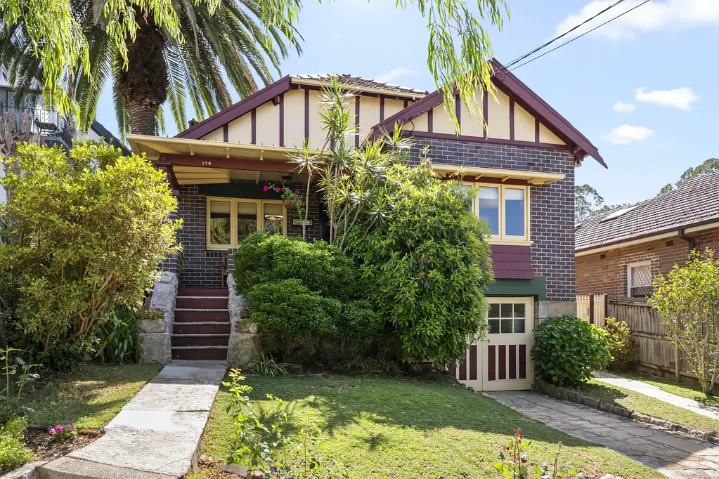 Denistone 4房 时代特色保留 优质装修全屋 主卧带独卫 开放式燃气厨房 宽敞庭院娱乐 720平米地块 步行即达铁路 Full Brick, Elevated & Ideal Location