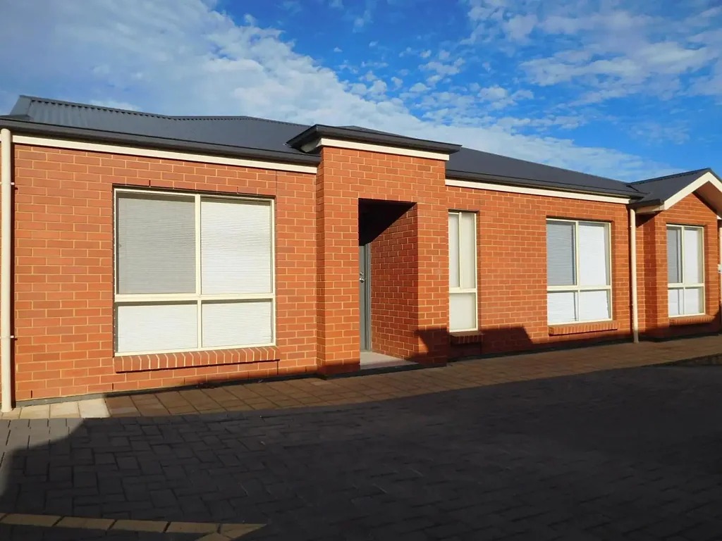 Great Location close to beach and Shopping