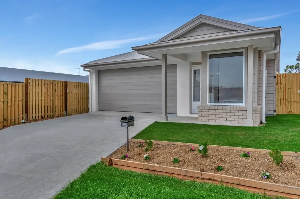4 BEDROOMS, MULTIPLE LIVING AREAS + STUDY & DUCTED AIR