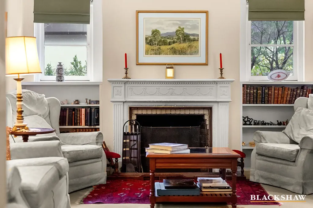 Griffith 3બેડરૂમ The residence reflects the grace of its era, with classic architectural features and a warm, inviting ambiance that complements its leafy surrounds.