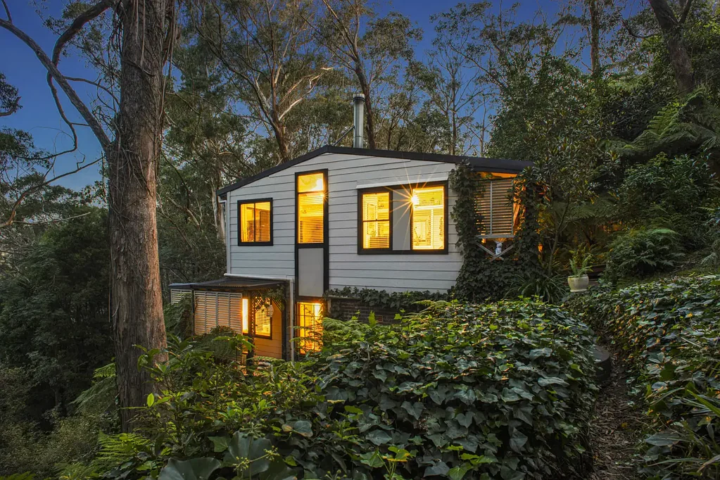 Wentworth Falls 3房 蓝山丛林私藏 5046㎡高地 丰富鸟鸣 步行村庄中心 光线充足两层居所 多个户外区 Light-Filled Bushland Cottage