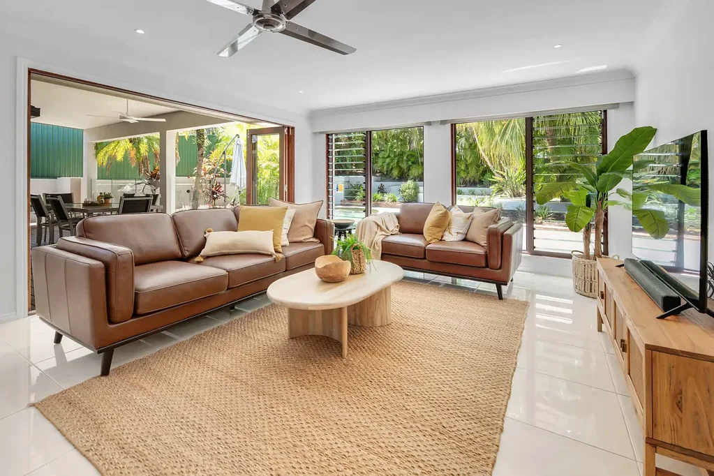 Ashmore 4房  WOW ... A REAL SUPRISE PACKAGE THAT YOU WILL FALL IN LOVE WITH ... PRIVATE, PEACEFUL & TRANQUIL ... EASY ONE-LEVEL LIVING !!!