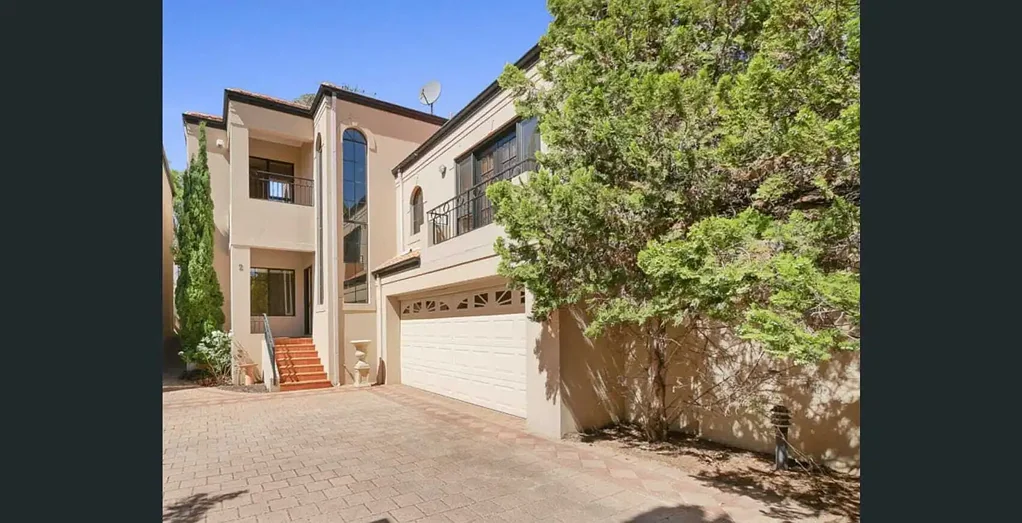 EXECUTIVE APPLECROSS RESIDENCE - STUNNING LOCATION!