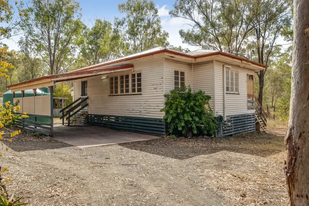 Regency Downs 3房 POTENTIAL, SPACE & COUNTRY CHARACTER ON TWO ACRES IN REGENCY DOWNS POTENTIAL, SPACE & COUNTRY CHARACTER ON TWO ACRES IN REGENCY DOWNS - Open Fri 4th & Sat 5th September