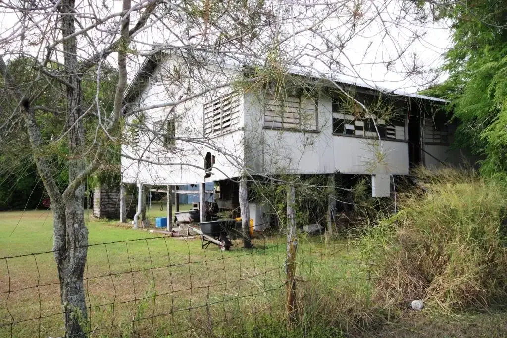 West Rockhampton 2ห้องนอน DWELLING PLUS 4 ALLOTMENTS -  TOTAL LAND AREA 5159M2 - HANDY WEST ROCKHAMPTON LOCATION