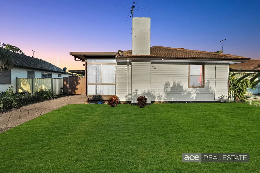 Laverton 3房 Laverton中心便利 610m2宽敞地块 三卧宽敞布局 独立卫浴学习区 低维护庭院聚会佳选 Location, Potential & Opportunity Combined - Plans Approved for 4 Dwellings!!!