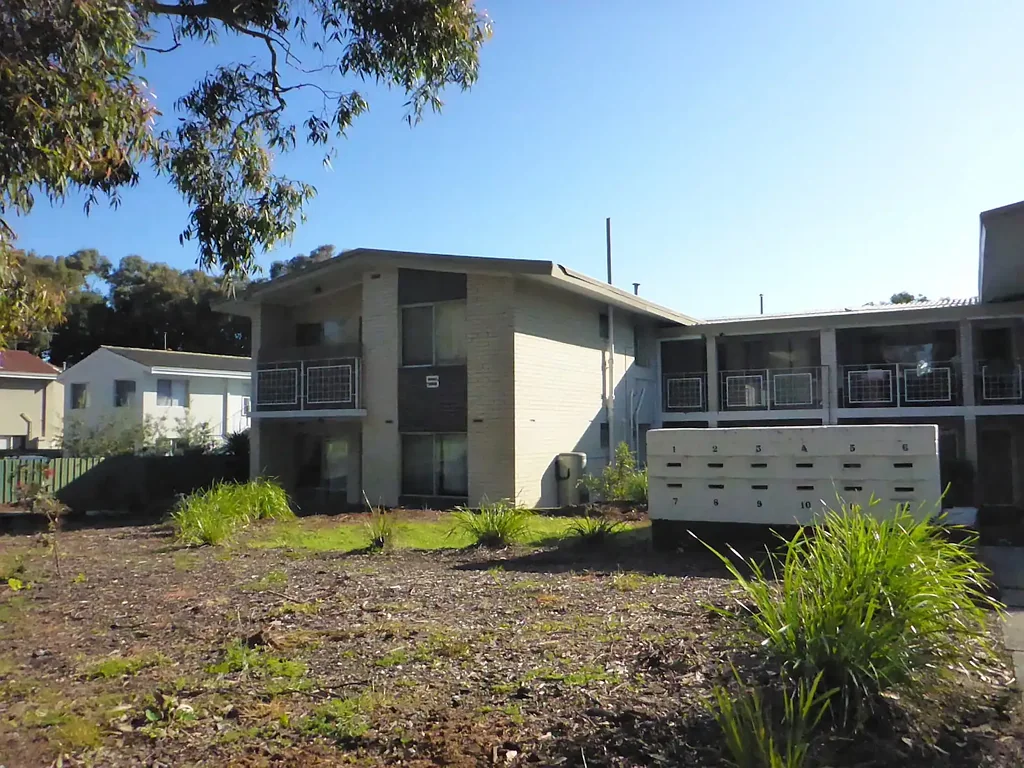 EASY MAINTENANCE ONE BEDROOM UNIT IN CENTRAL LOCATION!