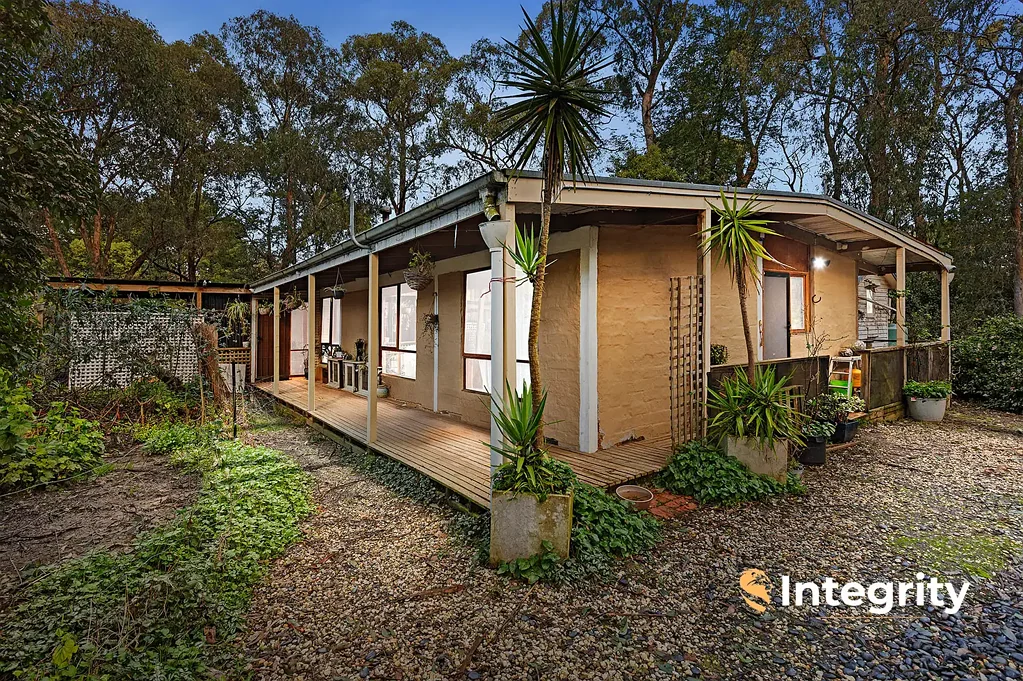 Kinglake West 5 Bedroom Spacious Mudbrick with Subdivision Potential