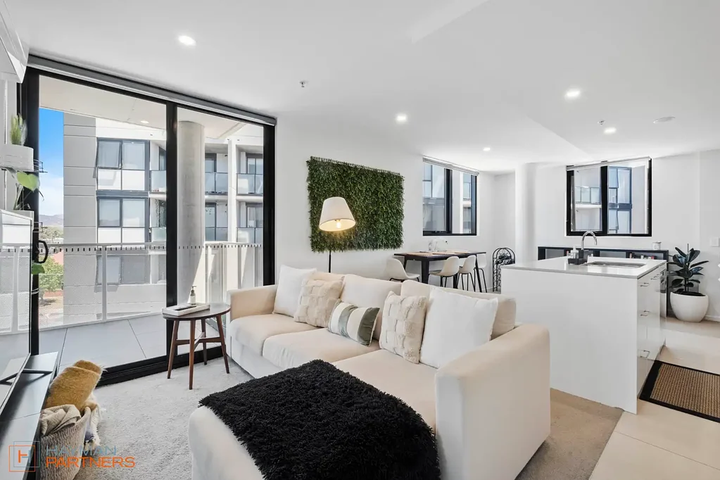 Greenway 2房  Spacious Two-Bedroom Apartment with Stunning Views and Premium Amenities