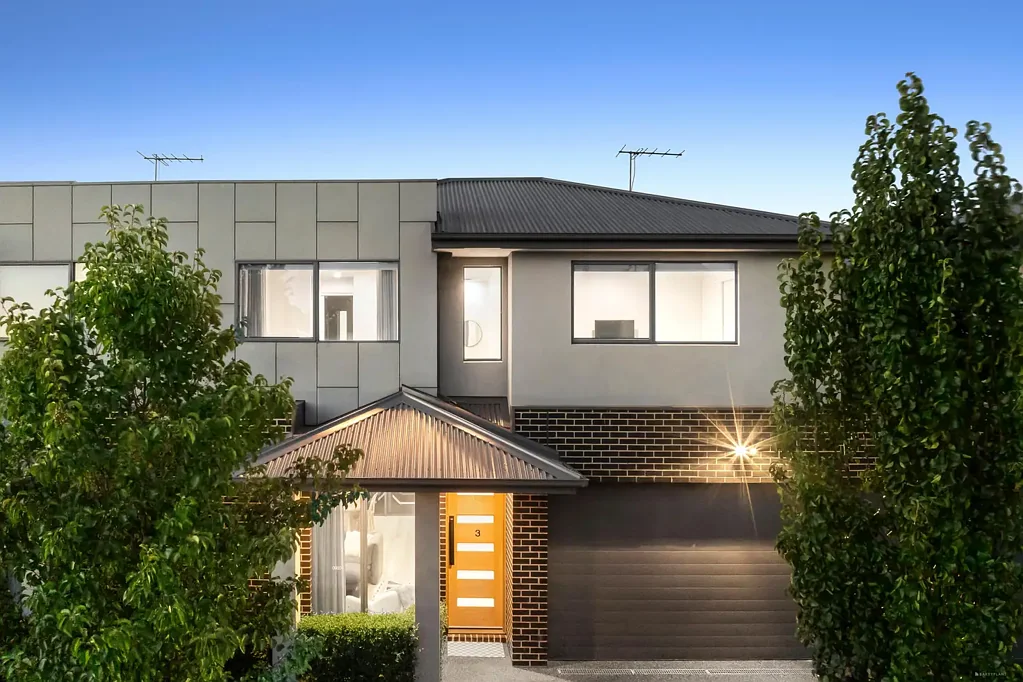Heidelberg Heights 3房 现代风格融合 家庭功能 宽敞明亮 高端电器 私人露台 三卧舒适 主卧套房 双车库 全年舒适 便捷社区 优质教育 开放空间 Modern Sophistication in the Heart of Heidelberg Heights