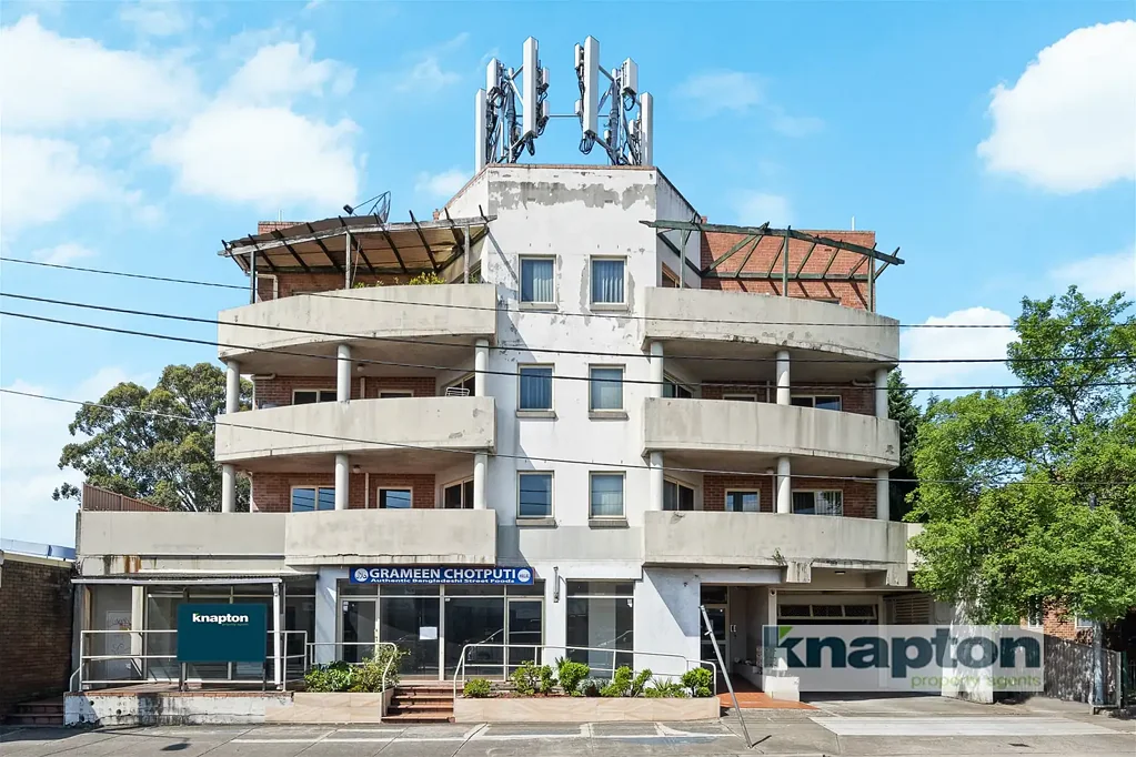SPACIOUS 2 BEDROOM UNIT WITH LIFT ACCESS