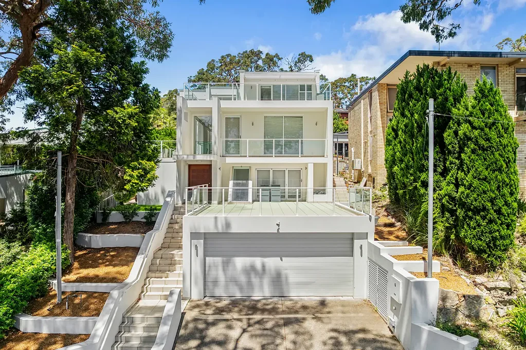 Oatley 5બેડરૂમ 3 Marine Drive, Oatley NSW - Grand Three-Level Waterview Residence with Breathtaking Views