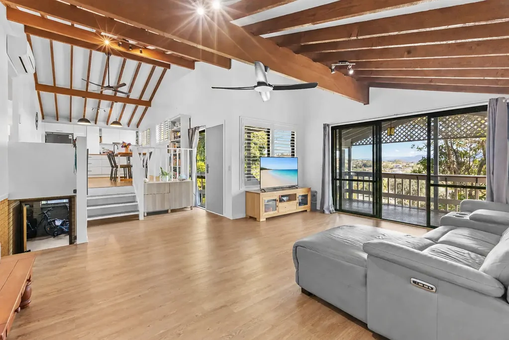 Banora Point 3બેડરૂમ Renovated Family Living, Elevated Views and a Sparkling Pool