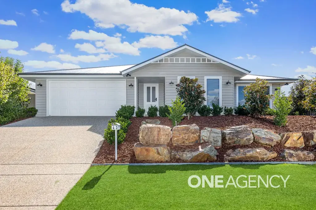 43 BARTON AVENUE, Lloyd, NSW 2650