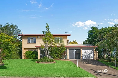Moorooka 4房 宽敞角落地块 多个生活娱乐区 现代厨房早餐吧 顶棚户外平台 采光充足中性调 全屋空调吊扇 两卫更新 多功能车库 靠近学校公园 Spacious Family Living on a Large Corner Block