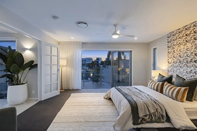 6 Grant Place, Broadbeach Waters, QLD 4218, 4 Kuwarto, 3 Banyo, House